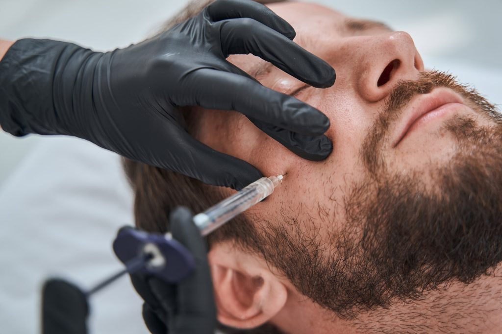 Bioestimuladores de colágeno: la revolución de la medicina estética natural 2 caucasian male patient undergoing a mesotherapy pr 2024 10 18 09 15 08 utc min
