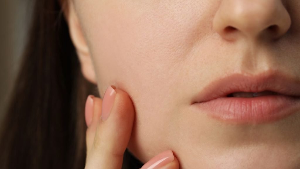 ¿Por qué tu piel pierde firmeza y glow en verano? 2 Piel deshidratada uvegara