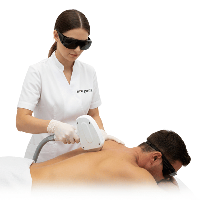 Depilación láser hombre Granada: tratamiento de espalda con Alejandrita en Clínica Uve Gara, aplicación segura y cómoda con protección ocular.