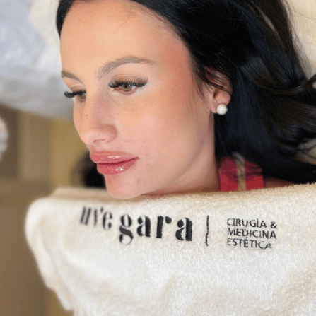 Felicidad del paciente después del tratamiento de labios en Uvegara