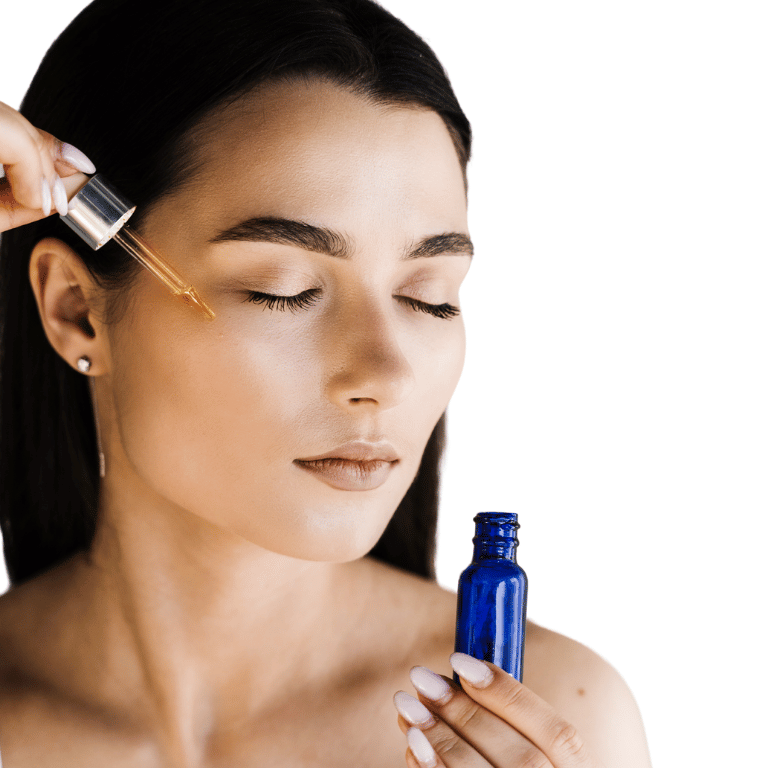 Mujer aplicando un sérum facial, representando el tratamiento de rejuvenecimiento facial con bioestimuladores para mejorar la firmeza y elasticidad de la piel.